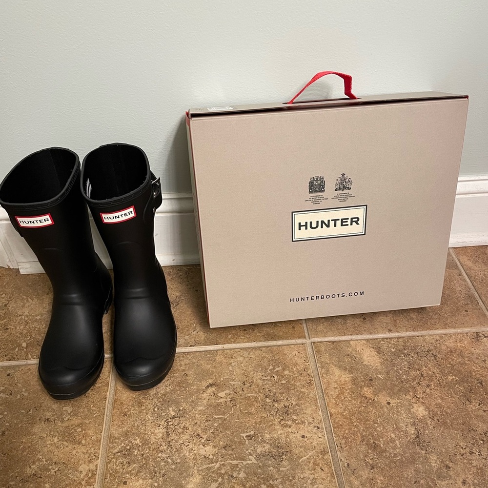 Matte black short Hunter boots size 7